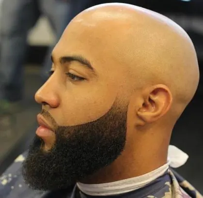 Barba masculina alinhada pela Tartt Hawk