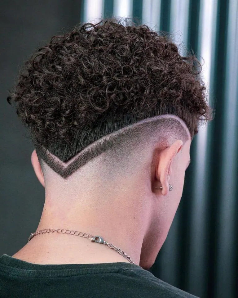 Corte masculino moderno realizado pela Tartt Hawk