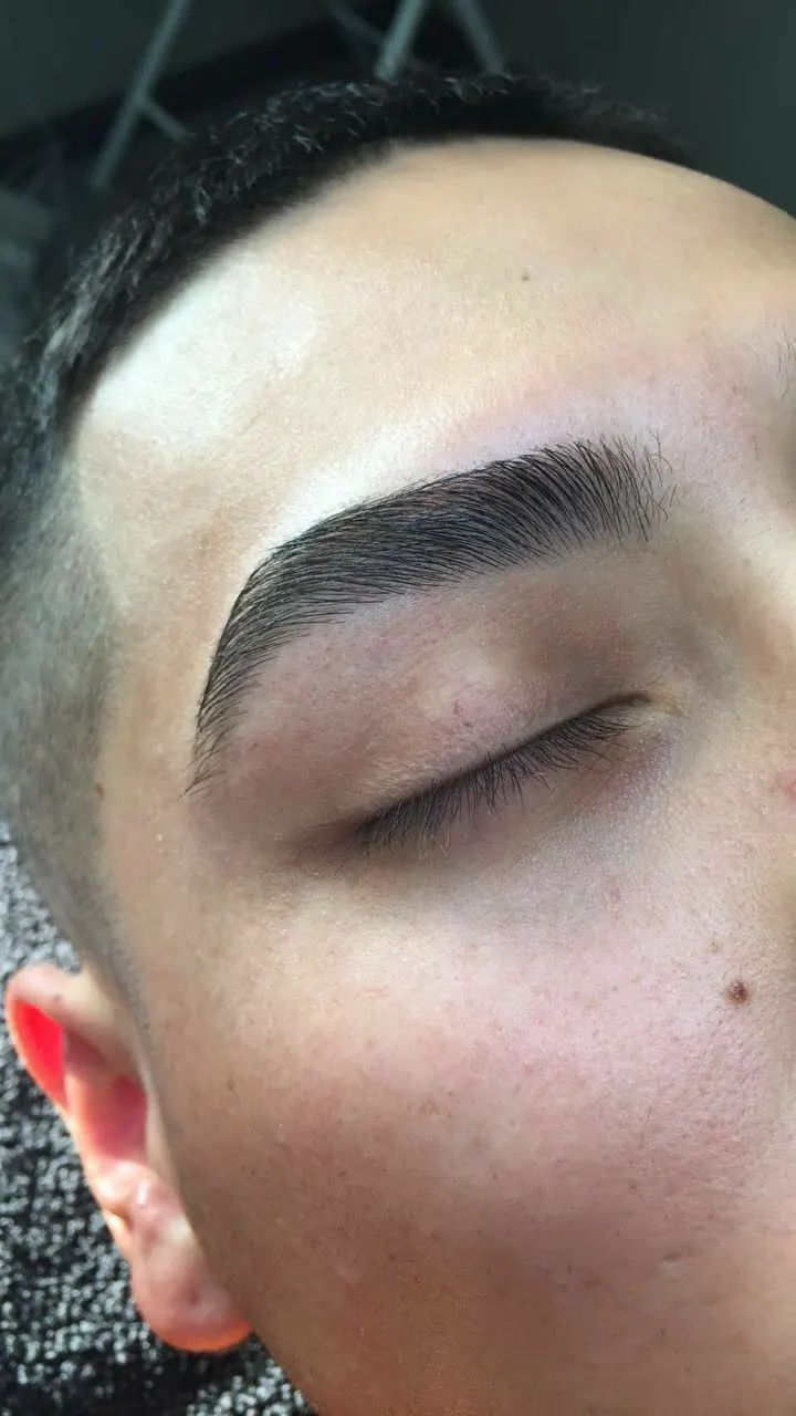 Design profissional de sobrancelha masculina
